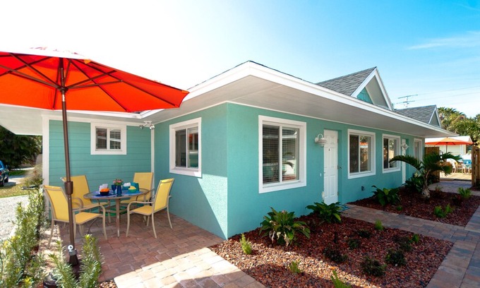 Bradenton Beach House | St. Thomas Bungalow - Walk in 2 Minutes to the Beach, Quiet Area, Free WiFi