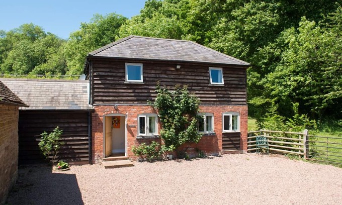 Upper Sapey Cottage | STABLE COTTAGE, pet friendly, with hot tub in Hanley William