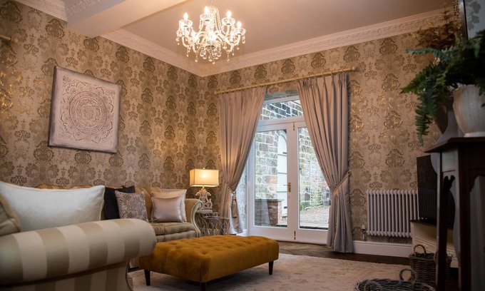 Middle Mayfield House | STABLE COTTAGE, pet friendly, luxury holiday cottage in Mayfield