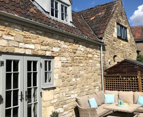 Whaddon House | STABLES Stylish comfortable peaceful cottage with parking and outdoor space