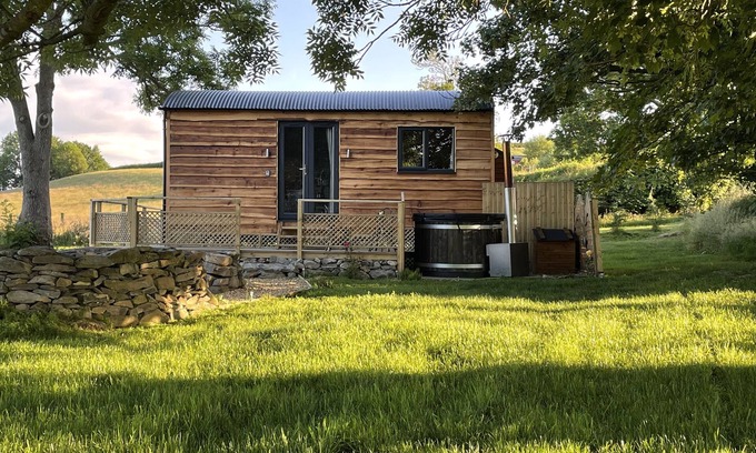 Llanfair Caereinion Cottage | STAG LODGE POD, pet friendly, with hot tub in Llanfair Caereinion