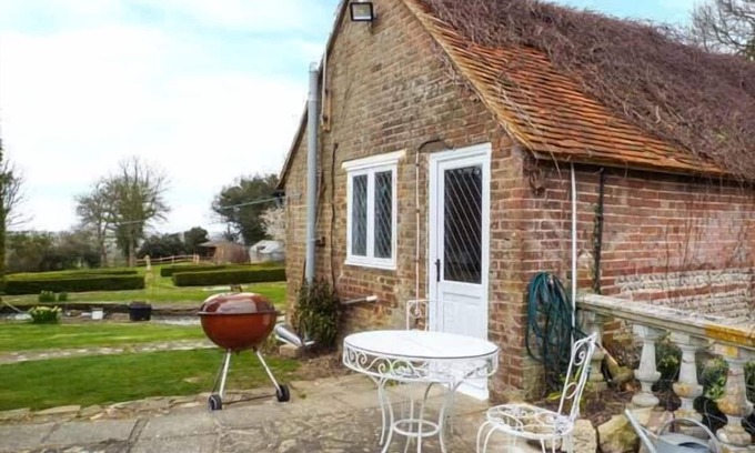 Battle Cottage | STANDARD HILL COTTAGE, with a garden in Ninfield