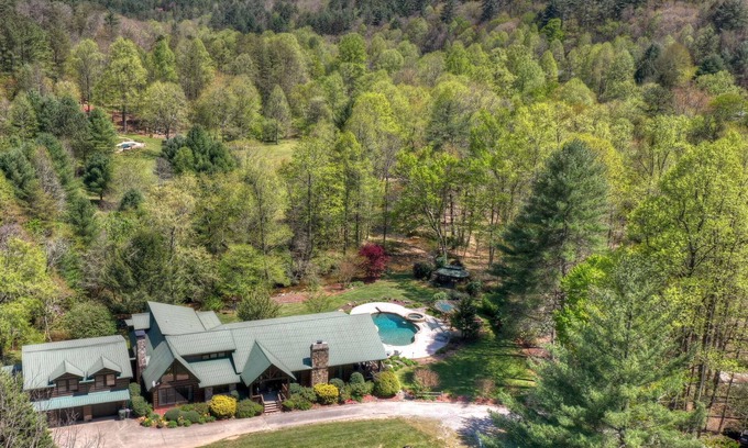 Cherry Log House | Stanley Creek Lodge -4 Acre Creekside Lodge w/pool and Fishing