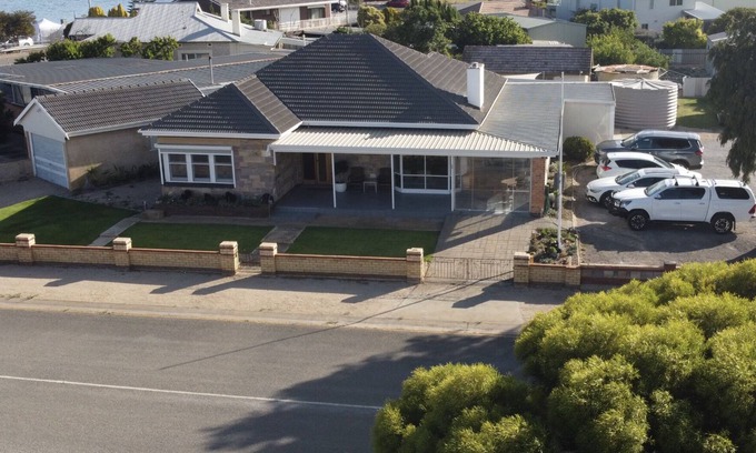 Dalrymple House | Stansbury Holiday Home adjacent to the Caravan Park