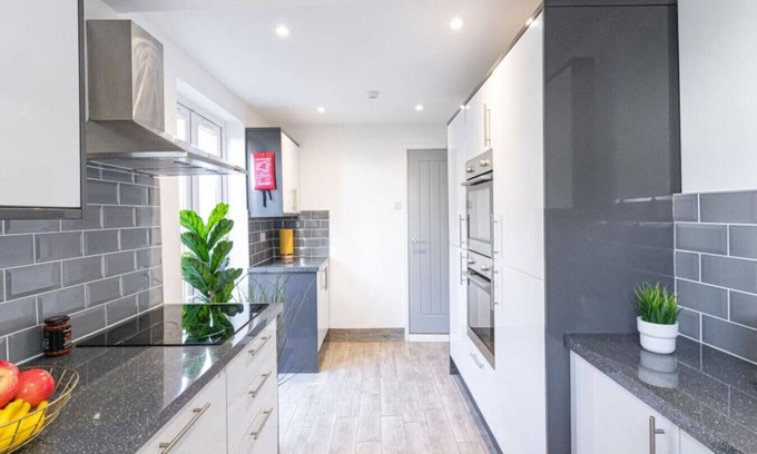 Portsmouth Apartment | Stansted 1 | 6 Bedrooms | 2 and A Half Bath