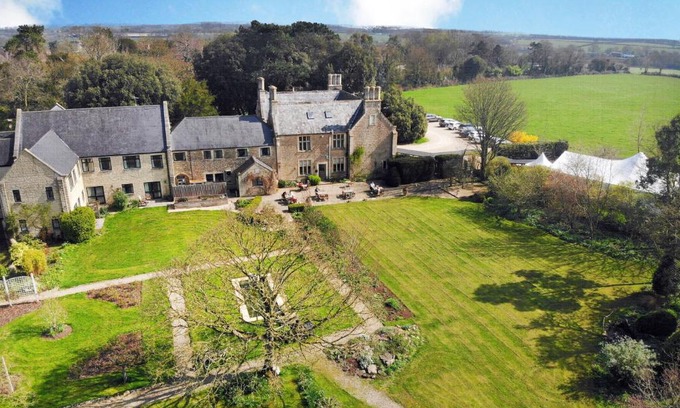 Stanton St Quintin Hotel | Stanton Manor Hotel