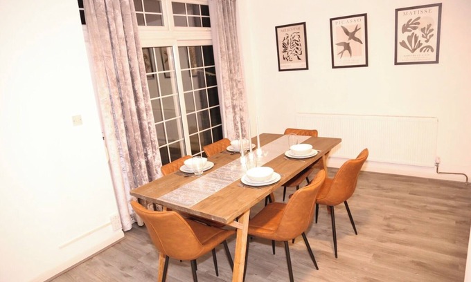 Hendon House | Star London Golders Rise Luxury 4-Bed Oasis with Garden