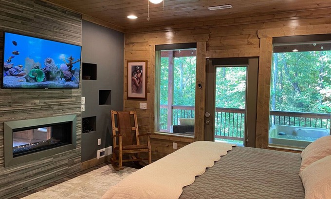 Sevierville Cabin | Stardust mountain cabin—upscale hideaway for two!