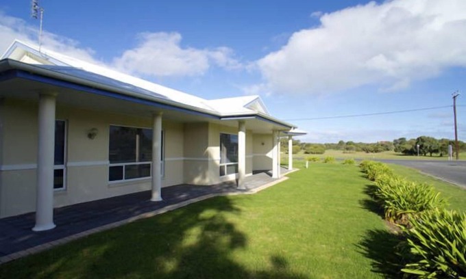 Waterhouse House | Starfish Blue - overlooking Robe Golf Course