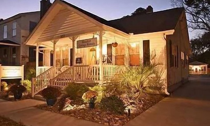 Morehead City House | Starfish DOG-FRiENDLY in the Historic District