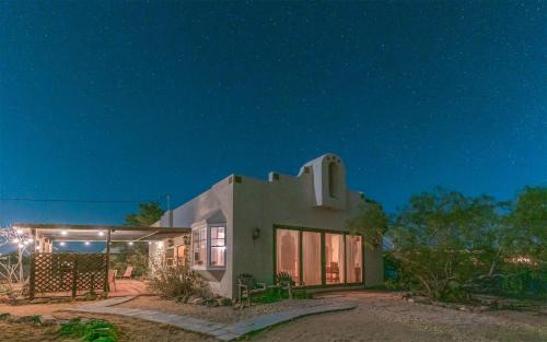 Joshua Tree House | Stargazing from the Hot Tub at Sahara Madre, a Gorgeous Desert Retreat