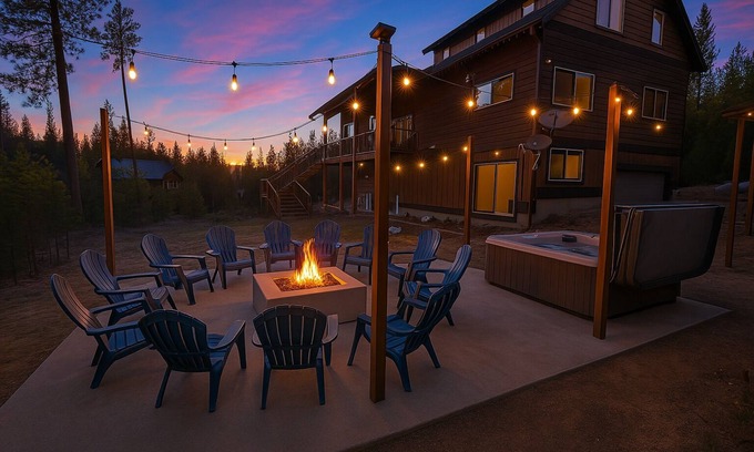 Crescent Ski Chalet | Stargazing~LuxuryChalet~MinstoWillamettePass~Theater~Arcade~CraterLake~3KingBeds