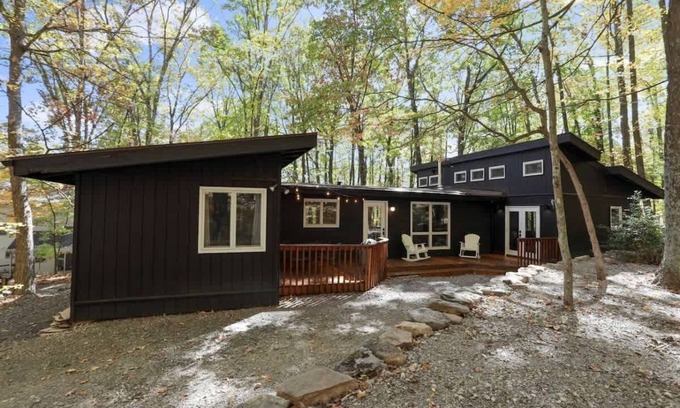Berkeley Springs Cabin | Starling House- Private Hot Tub