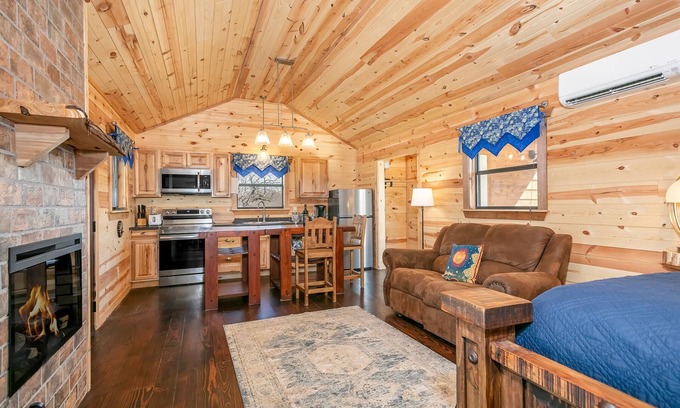 Llano Cabin | Starry Night | Romantic Hill Country Cabin, Hot Tub, Full Kitchen, Pet Friendly w/fee