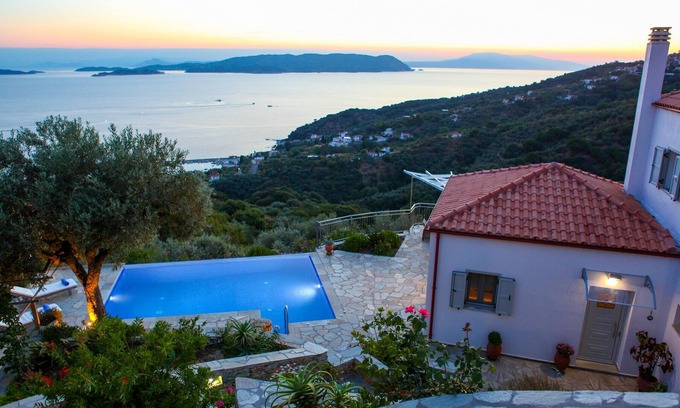 Glossa Villa | State-of-the-Art Villa has Infinity Pool, Jacuzzi, Comfort Cooling, Sunset View