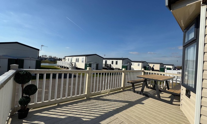 East Lindsey District Cabin | Statichomesleeps6-lakeview-petsok-balcony-parking