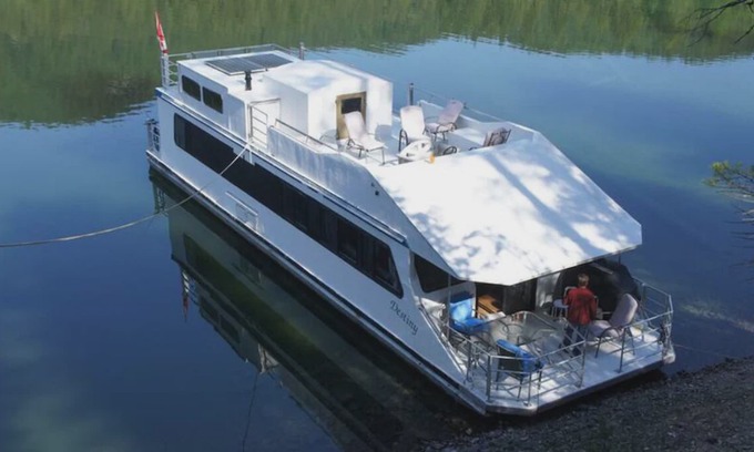 Nelson Boat Rental | Stationary houseboat for rent on Kootenay Lake