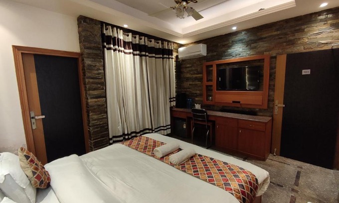 Sector 70 Hotel | Stay @ 203