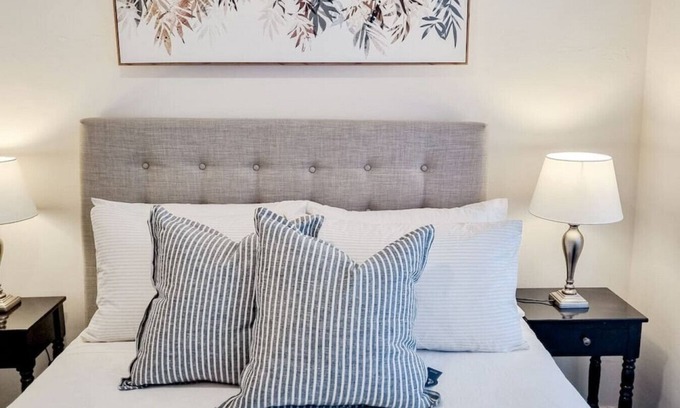 Turvey Park House | Stay at Beauty Point Wagga 5bdr 2bth magical views