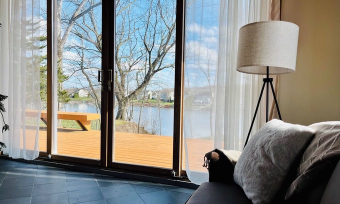 Baldwinsville House | Stay at our cozy pet friendly River Retreat on the banks of the Seneca River.