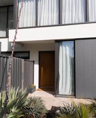 Kingston Park Apartment | Stay by the sea in a luxe retreat