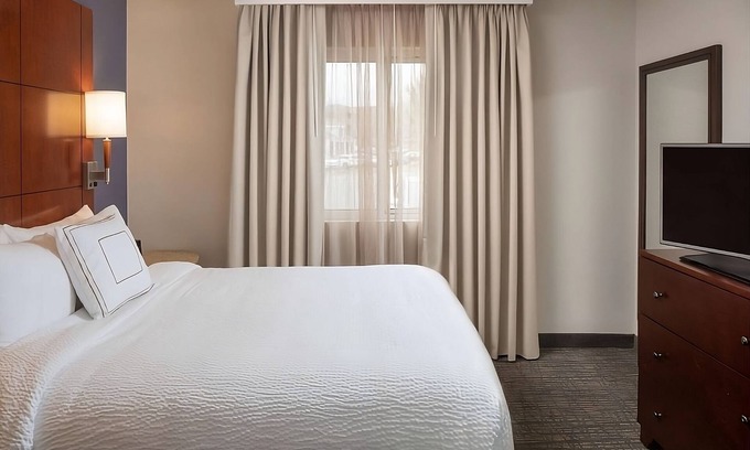 Brentwood Hotel | Stay Close to Downtown Nashville! 2 Suites with Free Breakfast & Pet Friendly