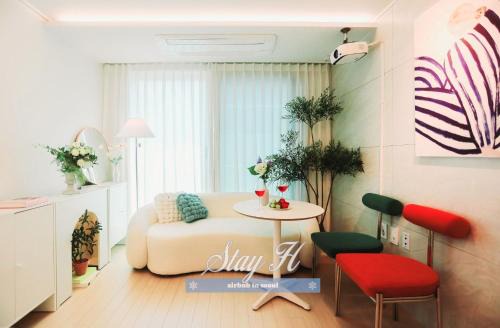Hapjeong-dong Apartment | STAY H Hapjung Cine #Hapjeong #Hongdae #Airport Railroad #New building #3 queen beds #7 people #1 minute to YG Entertainment #Elevator #Parking #Air conditioner in each room #Luggage storage #Hotel-style bedding #Movie
