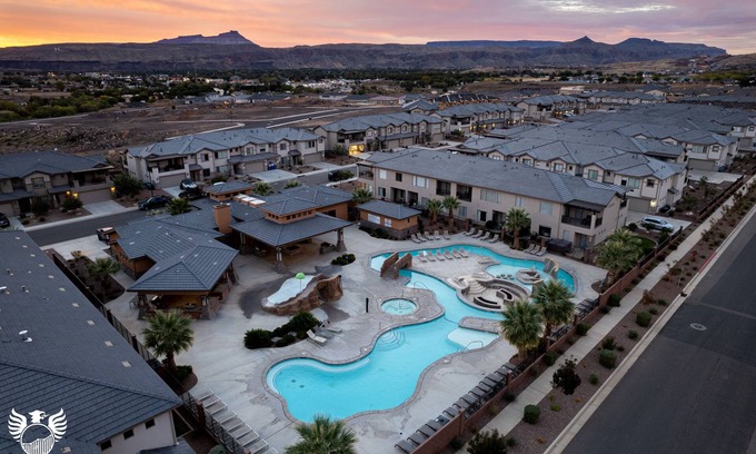 Hurricane House | Stay Here-Hike Zion-Swim Sand Hollow-Red Rock View-Zion Village-Private Hot Tub