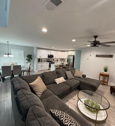 Snellville Villa | Stay in a new modern townhouse Sleeps 10