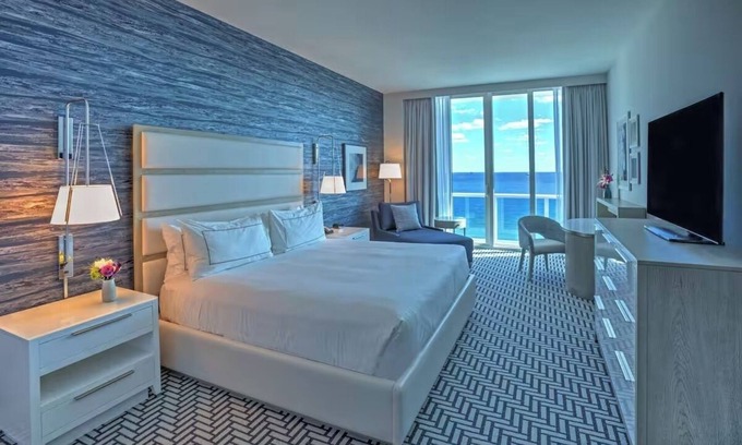 Central Beach Hotel | Stay in a Spacious Balcony Room Minutes from Fort Lauderdale’s Attractions
