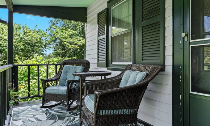 Prospect Apartment | Stay In Smithsonian's of American Gardens Collect.