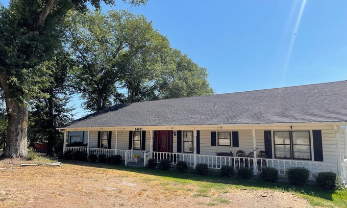 Whitehouse House | Stay in this beautiful country home!