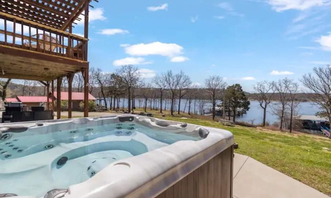 Kimberling City Apartment | Stay Lakeside! Serene and Stylish w/Hot Tub, BBQ