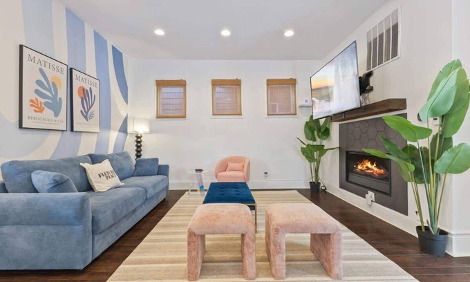 Fletcher Place House | Stay & Play Indy- Indoor Fun- 5 Min to Downtown- Sleeps 10