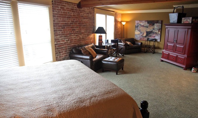 Carlton Apartment | Stay & Play Winery Loft #3 in Historic Downtown Carlton