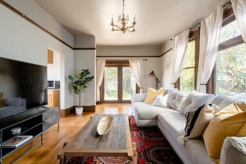 Eliot House | Stay Portland - 4BR Historic Soul District Remodel w Detached Unit