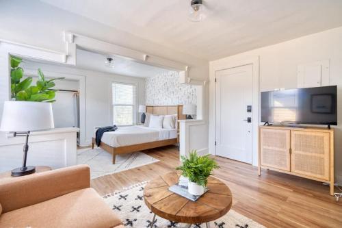 Buckman Neighborhood Apartment | Stay Portland - La Casa Burnside - Local Eateries - Shops - Bars