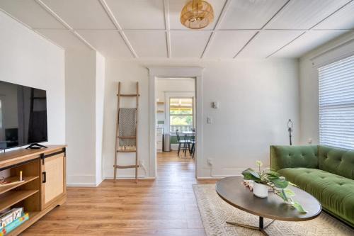 Richmond House | Stay Portland - Mt Tabor Retreat - Local Eateries - Shops - Bars