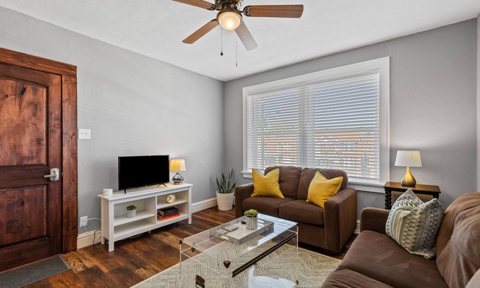The Southampton Apartment | Stay STL*Long Term Stays*Private Balcony*Pets