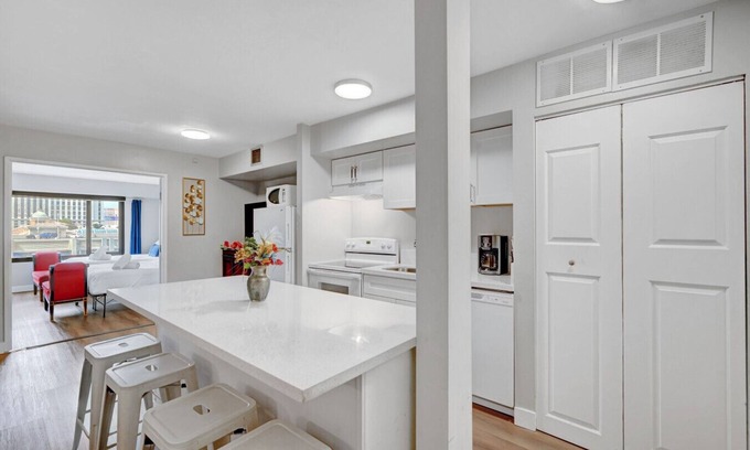 Las Vegas Strip Condo | Stay Together on the Strip - 1 Bedroom Apartment with View