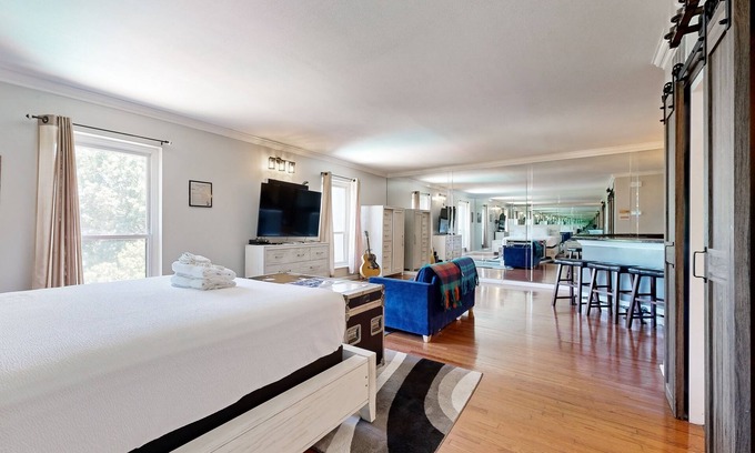 Nashville Apartment | Stay where legends lived—Iconic Guitar Pool, Exclusive Views & Washer/Dryer
