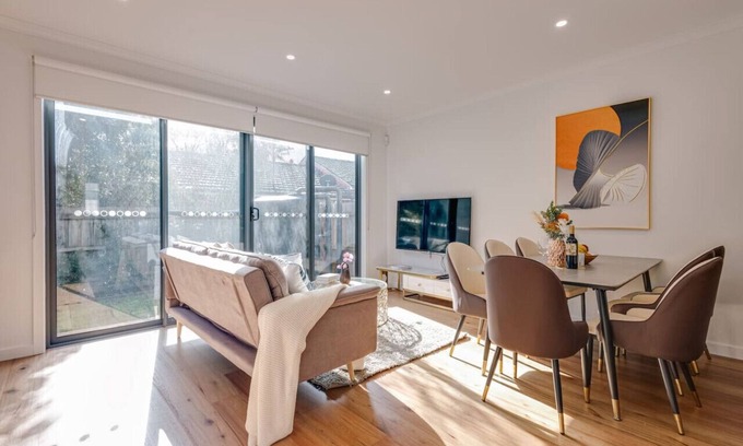 Ringwood East House | StayAU Stylish Spacious 4BR Home Ringwood