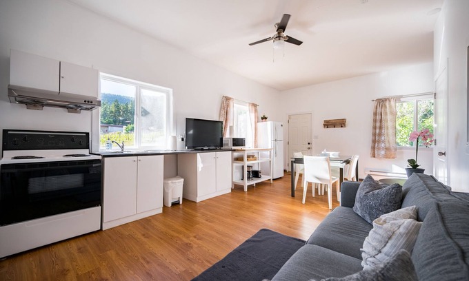Central Okanagan Villa | Staycation in Winery Farm suite with private entrance