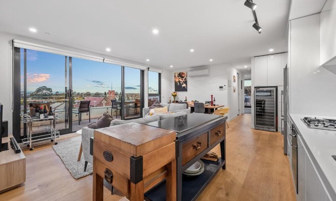 Brunswick East Apartment | StayCentral - East Brunswick Penthouse with Study