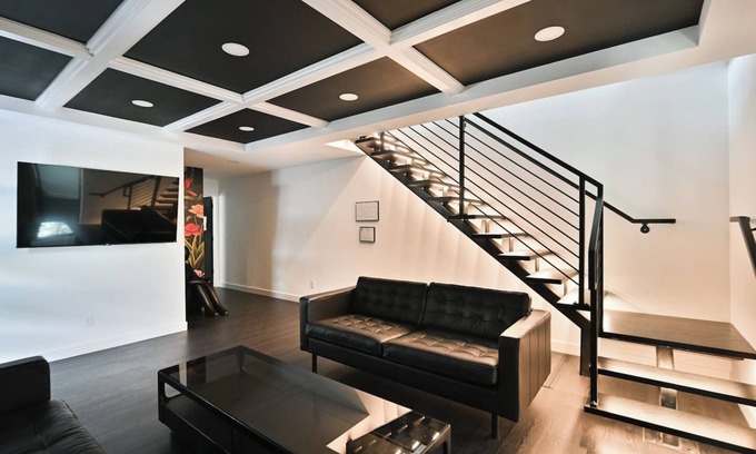 Cincinnati House | StayCityView | In Black & White