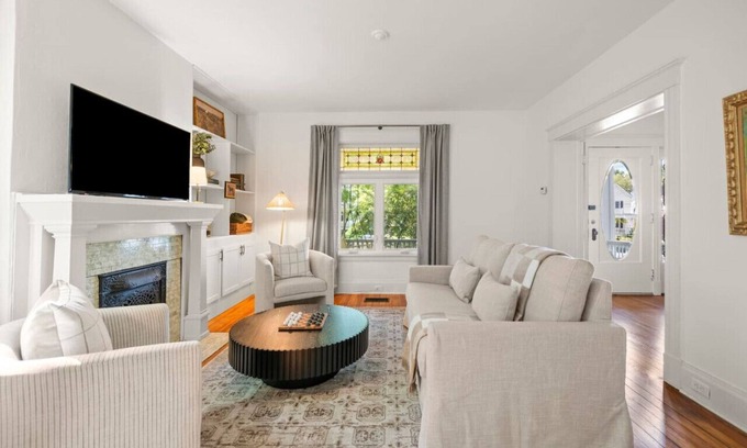 Oakley House | StayDrake | Oakley Cincinnati