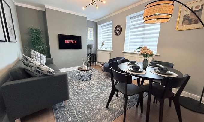 Friern Barnet Apartment | StayLondon for 4 Guests with Free Parking - Tourist, Contractors & Arsenal Match
