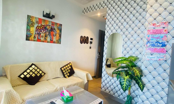 Noida Apartment | Stays in the vicinity of yamuna river and clouds with in India's tallest tower
