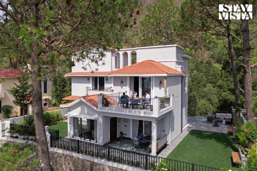 Bhagtpura Villa | StayVista at Kaira with Music Speaker & Heater