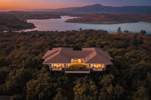 Wadgaon Villa | StayVista at Nihira Farms with Lake View - Kamshet